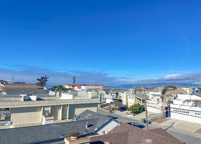 2 Min Walk To Beach! Large Home! Rooftop Deck!
